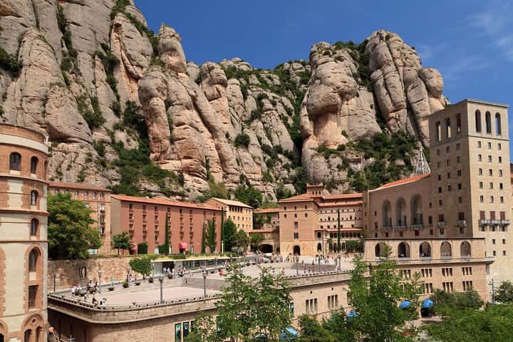 Excursión privada al monasterio de Montserrat con recogida en el hotel en Barcelona - Imagen principal