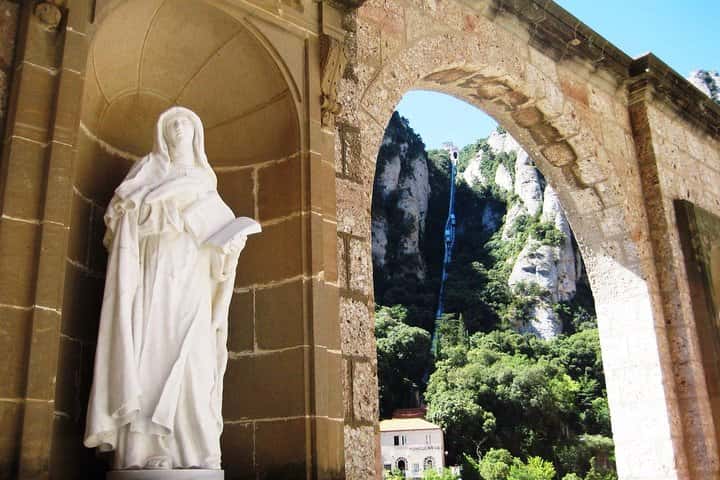 Excursión privada al monasterio de Montserrat con recogida en el hotel en Barcelona - Foto 2