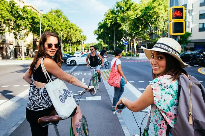 La Belleza de Barcelona en Bicicleta: Tour Privado en Barcelona - Foto 4