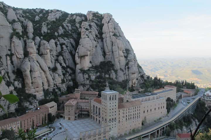 Tour privado a Montserrat con 2 guías y recogida en el hotel. en Barcelona - Foto 5