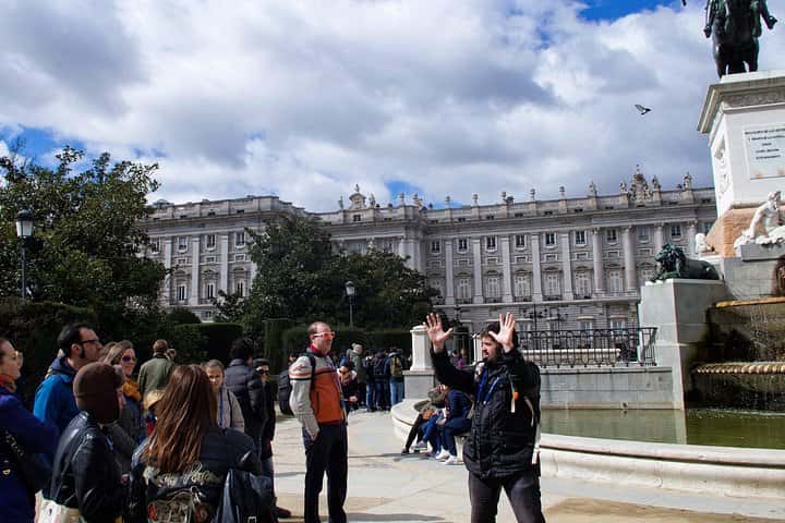 Surfeando por Madrid: Del Palacio a la Taberna Tour Privado en Madrid - Foto 2