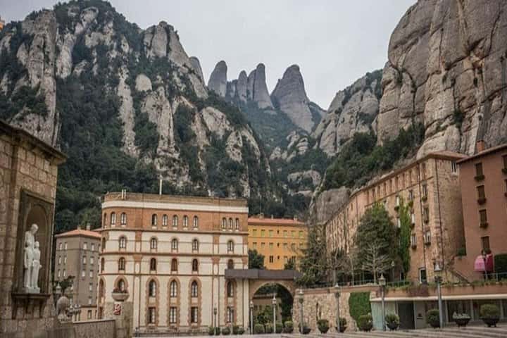 Tour Privado Cataluña con Pueblos Medievales y Montserrat con Transporte en Barcelona - Foto 3