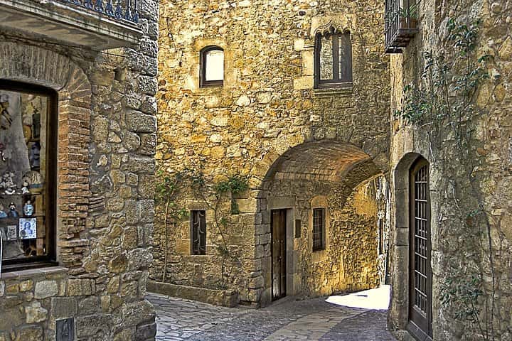 Tour Privado Cataluña con Pueblos Medievales y Montserrat con Transporte en Barcelona - Foto 8