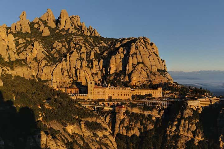 Tour Privado Cataluña con Pueblos Medievales y Montserrat con Transporte en Barcelona - Foto 10