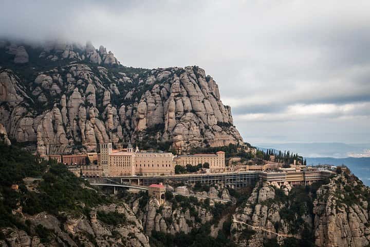 Tour Privado Cataluña con Pueblos Medievales y Montserrat con Transporte en Barcelona - Foto 11