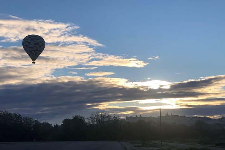 Globo aerostático sobre Toledo con traslados opcionales desde Madrid en Madrid - Imagen principal