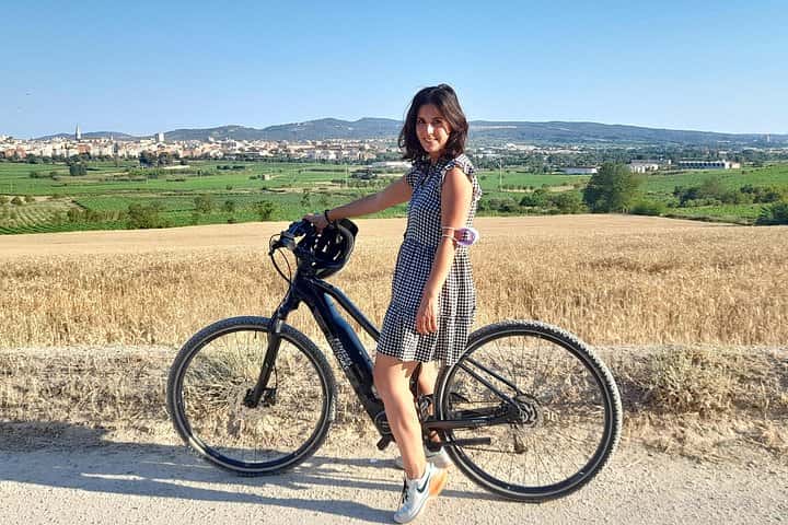 Desde Barcelona: E-Bike Tour en los viñedos con 2 bodegas. en Barcelona - Imagen principal