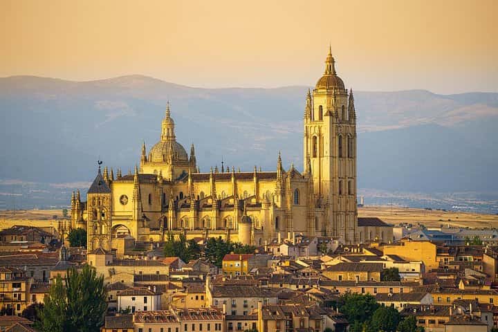 Desde Madrid: Tour Privado Oficial a Ávila & Segovia en Madrid - Foto 8