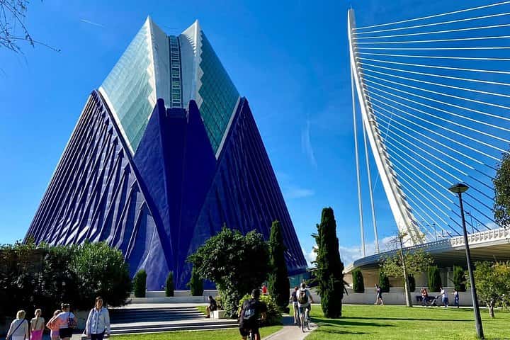 Tour autoguiado a pie y en bicicleta 1 + 1 Descubre Valencia en Valencia - Foto 4