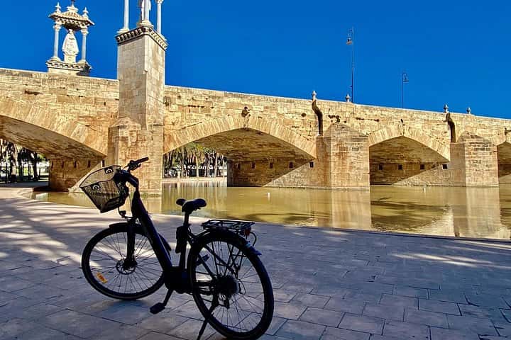 Tour autoguiado a pie y en bicicleta 1 + 1 Descubre Valencia en Valencia - Foto 11
