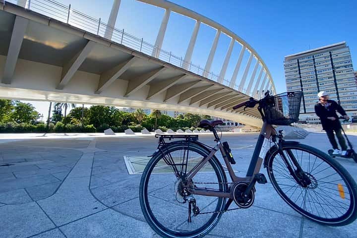 Tour autoguiado a pie y en bicicleta 1 + 1 Descubre Valencia en Valencia - Foto 18