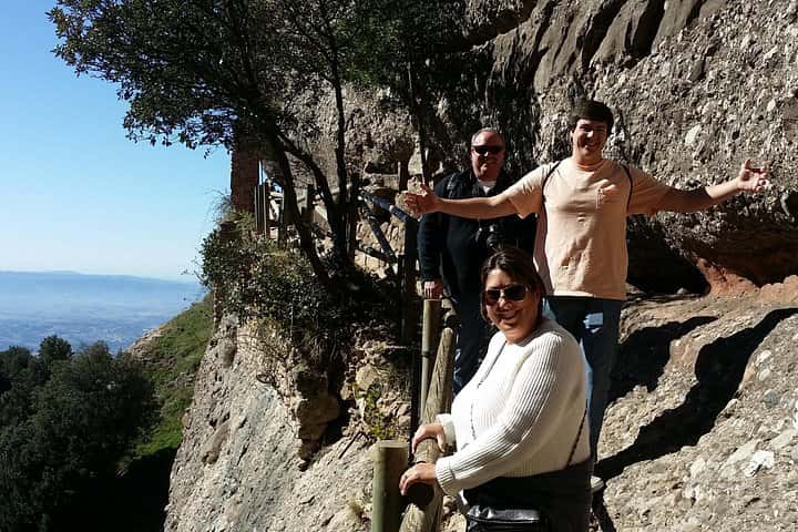 Tour privado a Montserrat con 2 guías y recogida en el hotel. en Barcelona - Foto 3
