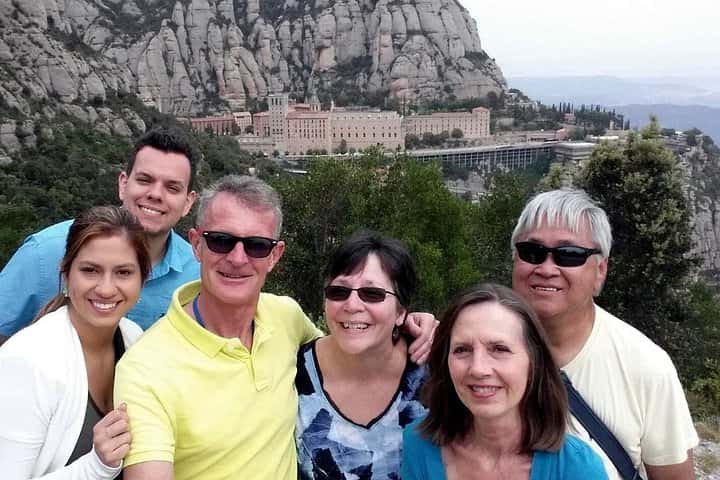 Tour privado a Montserrat con 2 guías y recogida en el hotel. en Barcelona - Foto 7