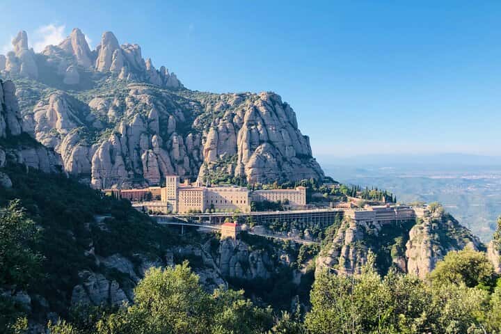 Visita matutina a Montserrat de medio día sin ajetreos desde Barcelona en Barcelona - Imagen principal
