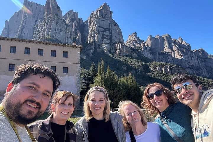 Visita matutina a Montserrat de medio día sin ajetreos desde Barcelona en Barcelona - Foto 2