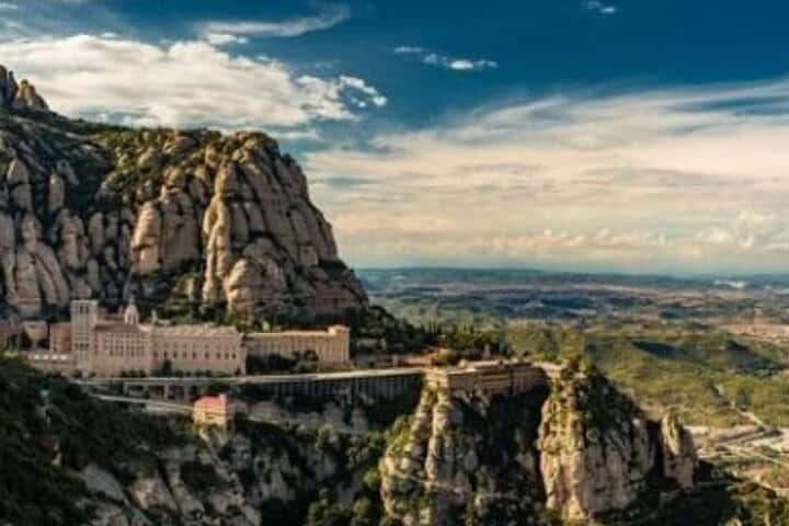 Excursión privada a Montserrat y bodega desde Barcelona en Barcelona - Imagen principal