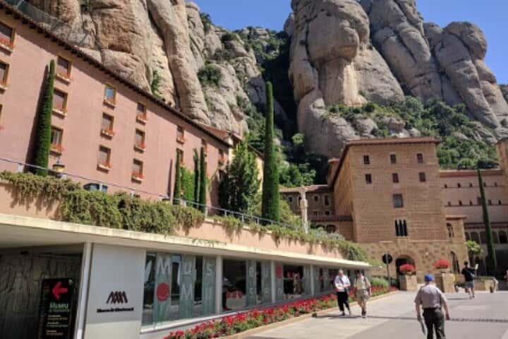 Excursión privada a Montserrat y bodega desde Barcelona en Barcelona - Foto 3