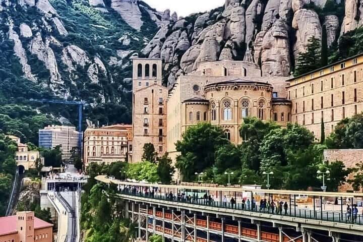 Visita matutina a Montserrat de medio día sin ajetreos desde Barcelona en Barcelona - Foto 4