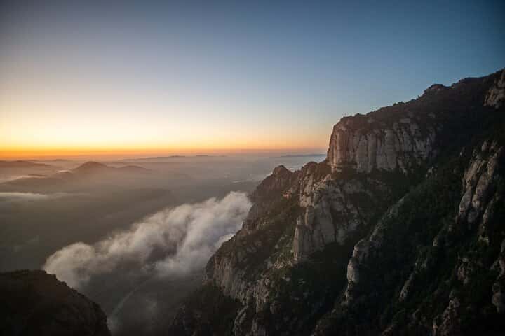 Excursión privada al amanecer de Montserrat y almuerzo con transporte en Barcelona - Imagen principal