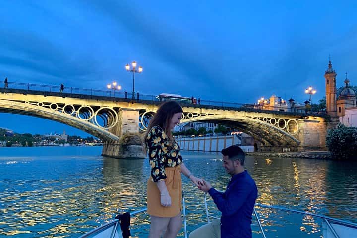 Paseo Romántico en Barco 1h Privado en Sevilla - Foto 2