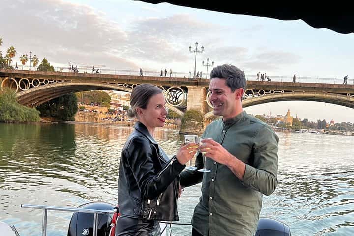 Paseo Romántico en Barco 1h Privado en Sevilla - Foto 5