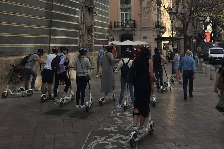 Tour privado en moto eléctrica por los jardines de la ciudad vieja y la ciudad de las artes en Valencia - Foto 3