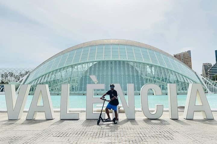 Tour privado en moto eléctrica por los jardines de la ciudad vieja y la ciudad de las artes en Valencia - Imagen principal