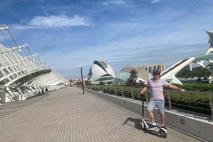 Tour privado en moto eléctrica por los jardines de la ciudad vieja y la ciudad de las artes en Valencia - Foto 7