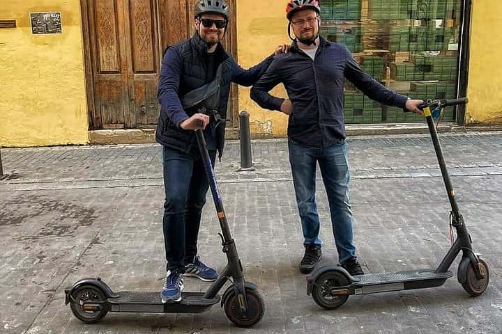 Tour privado en moto eléctrica por los jardines de la ciudad vieja y la ciudad de las artes en Valencia - Foto 2