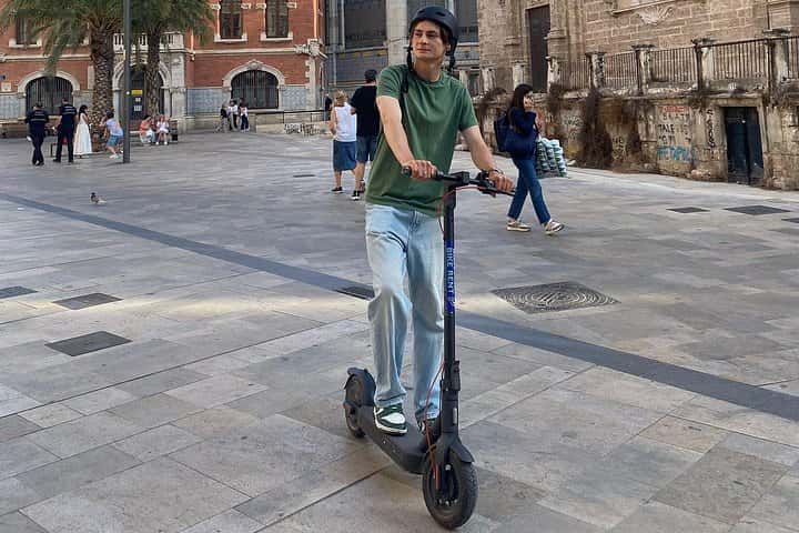 Tour privado en moto eléctrica por los jardines de la ciudad vieja y la ciudad de las artes en Valencia - Foto 4