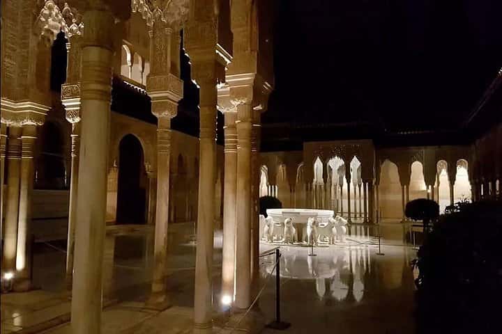 Tour Nocturno Privado de la Alhambra de Granada incluye Tickets en Granada - Foto 2