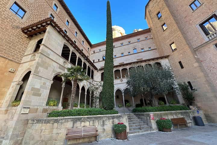 Excursión privada al Monasterio de Montserrat con recogida en el hotel en Barcelona - Foto 20