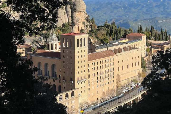 Excursión privada al Monasterio de Montserrat con recogida en el hotel en Barcelona - Foto 24