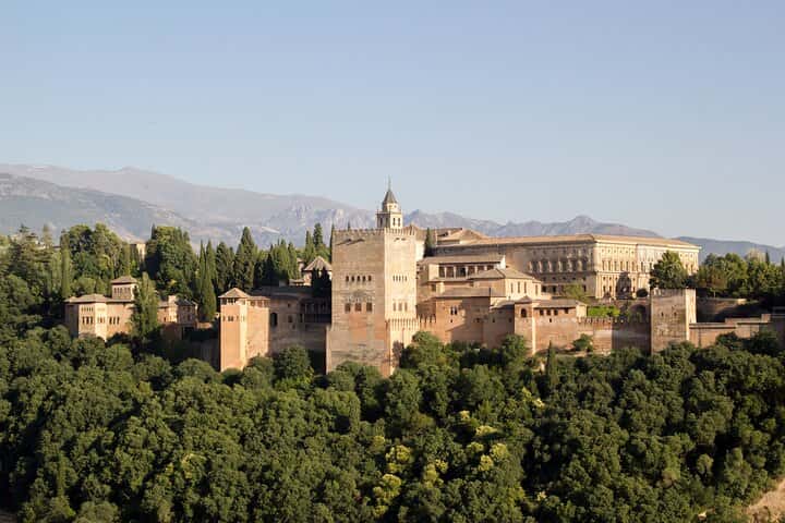 Alhambra de día completo desde Sevilla : Experiencia en grupos pequeños & SkipLine en Sevilla - Imagen principal