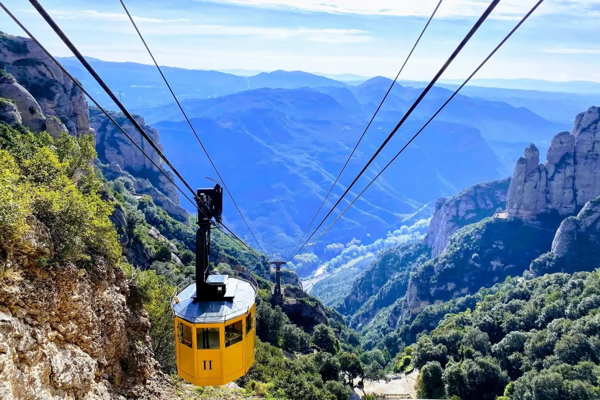 Tour a Montserrat desde Barcelona: tren cremallera y Virgen La Moreneta