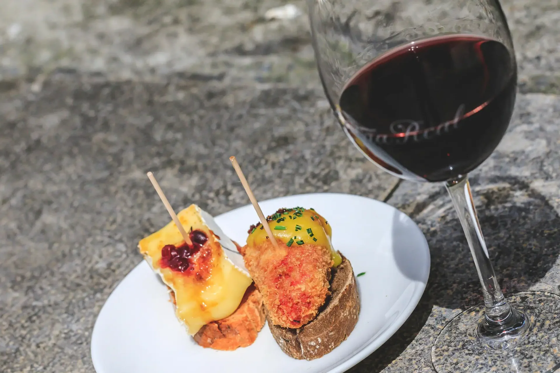 Tour gastronómico por el Casco Viejo de Bilbao: pintxos y vino vasco con guía