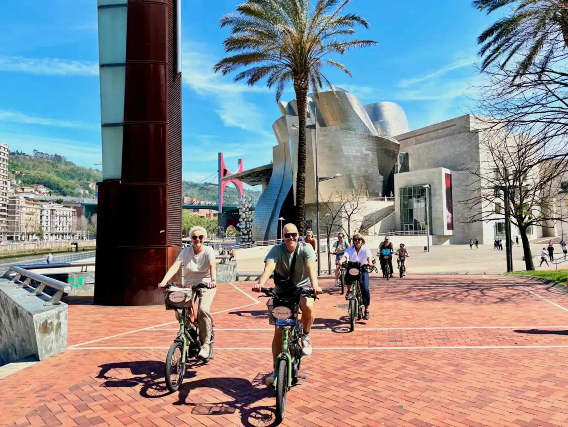 Tour guiado en bici eléctrica por Bilbao: el Guggenheim, la ría y el Casco Viejo