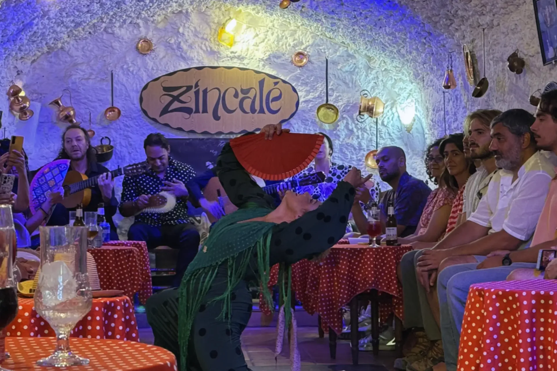 Guitarrista y bailaora en el espectáculo ZINCALÉ de las Cuevas del Sacromonte en Granada