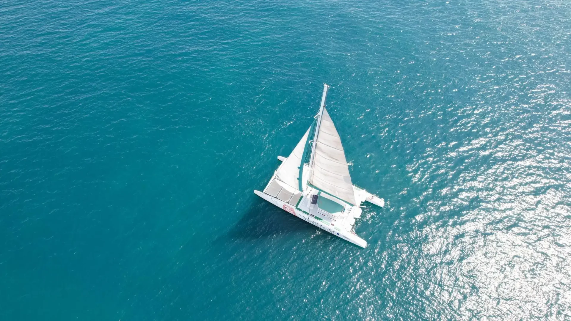 Paseo en catamarán desde Málaga a vela con opción puesta de sol